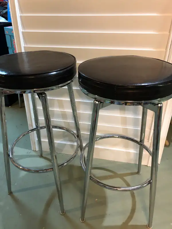 Torin® - Black Swivel Bar Stool in Chairs & Recliners in Markham / York Region - Image 5