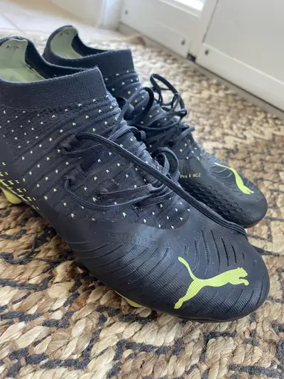 Soccer cleats very good condition size is 4.5 Canadian