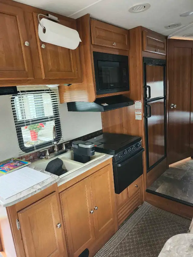 VR Coachmen 2019 in RVs & Motorhomes in Granby - Image 5