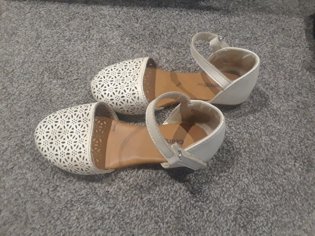 Young Girls Dress Shoes size 9 in Kids & Youth in Brantford - Image 3