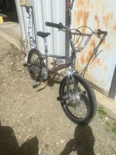 Mongoose Rogue trick bike Cool older freestyle bike Not sure the year Nice shape but not mint couple...