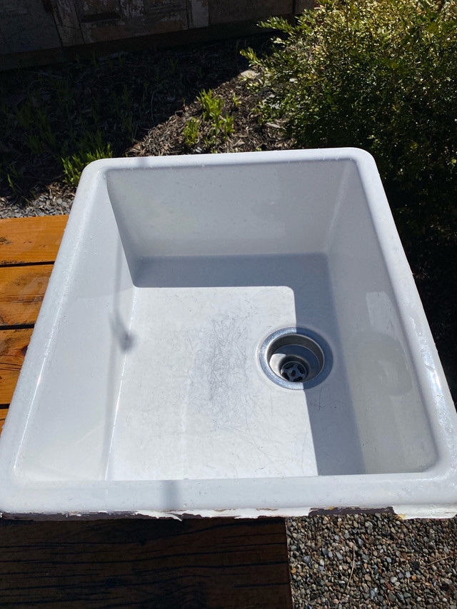 4 sinks  various sizes  in Plumbing, Sinks, Toilets & Showers in Kingston - Image 4