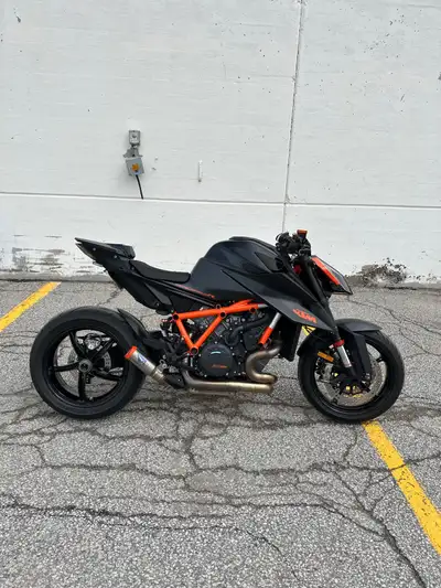 Excellent condition 2021 KTM Superduke R - full track pack (up/down quickshifter, track mode, launch...