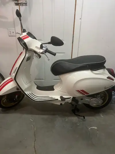 2022 Vespa Sprint Series 49cc 440klm Excellent condition. This is the racing sixties edition. With s...