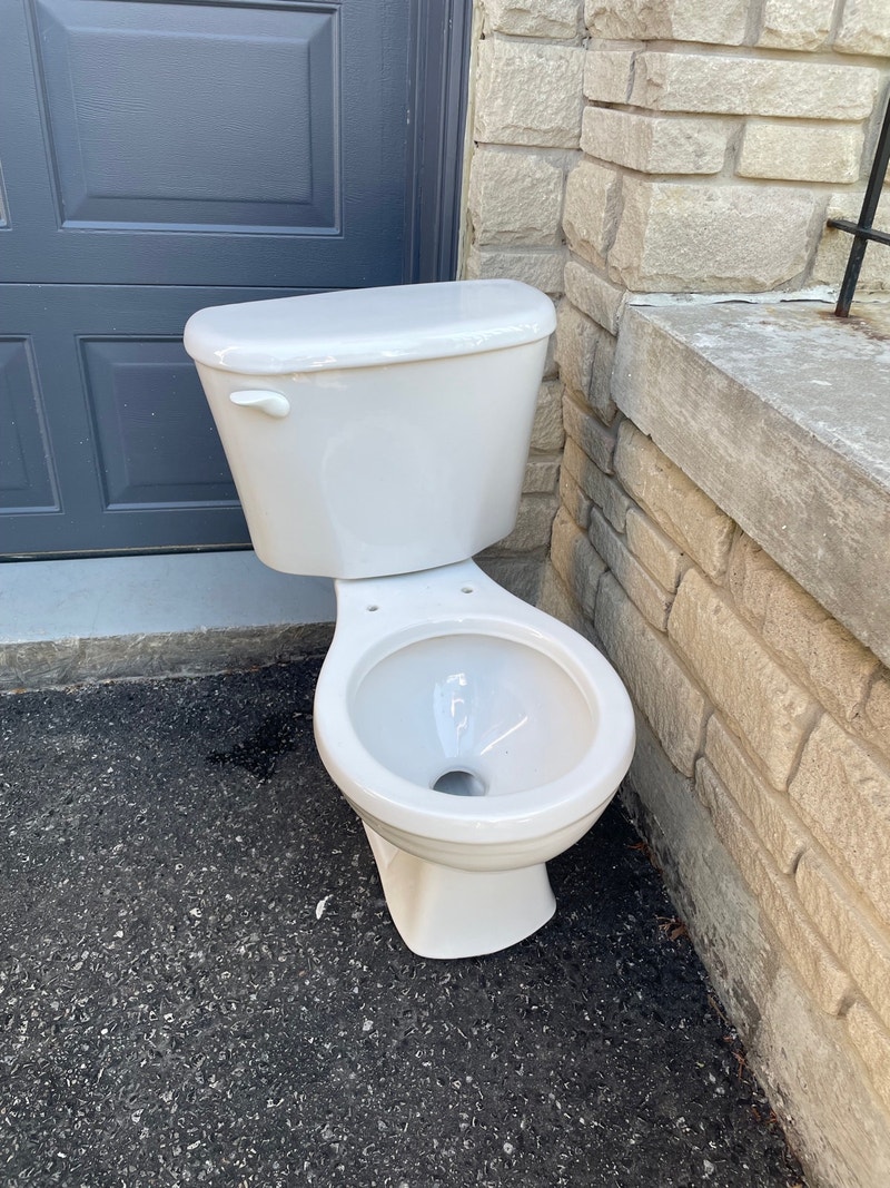 2 free toilets Free Stuff Markham / York Region Kijiji