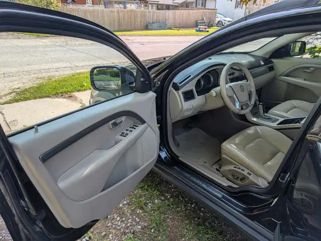 2010 Volvo XC70 3.2L AWD dans Autos et camions dans Grand Bend - Image 11