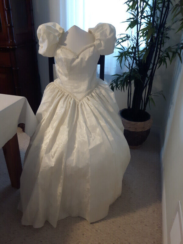 Creme Essential Wedding Gown size 10 in Wedding in Cambridge - Image 4