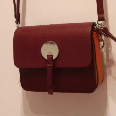 Petit sac à main en cuir originale,à deux couleurs ,à bandoulière mesure 15 x 18cm , (6 x 7´´) Svp v...