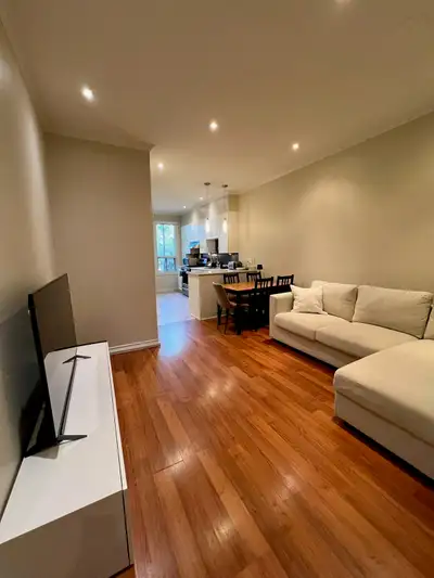 Magnifique appartement très bien entretenu, situé sur la rue Lajeunesse dans Villeray. Inclus : Réfr...