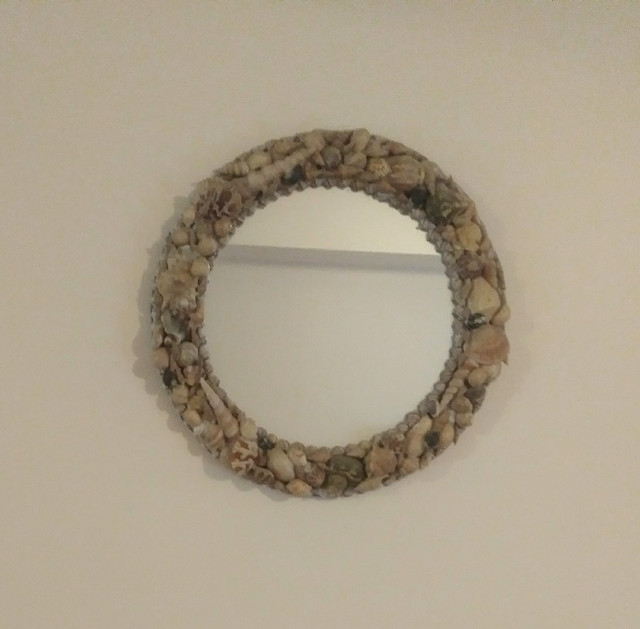 Small Mirror with Seashell Frame in Home Décor & Accents in Mississauga / Peel Region - Image 4