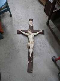 plusieurs crucifix antique a différent prix