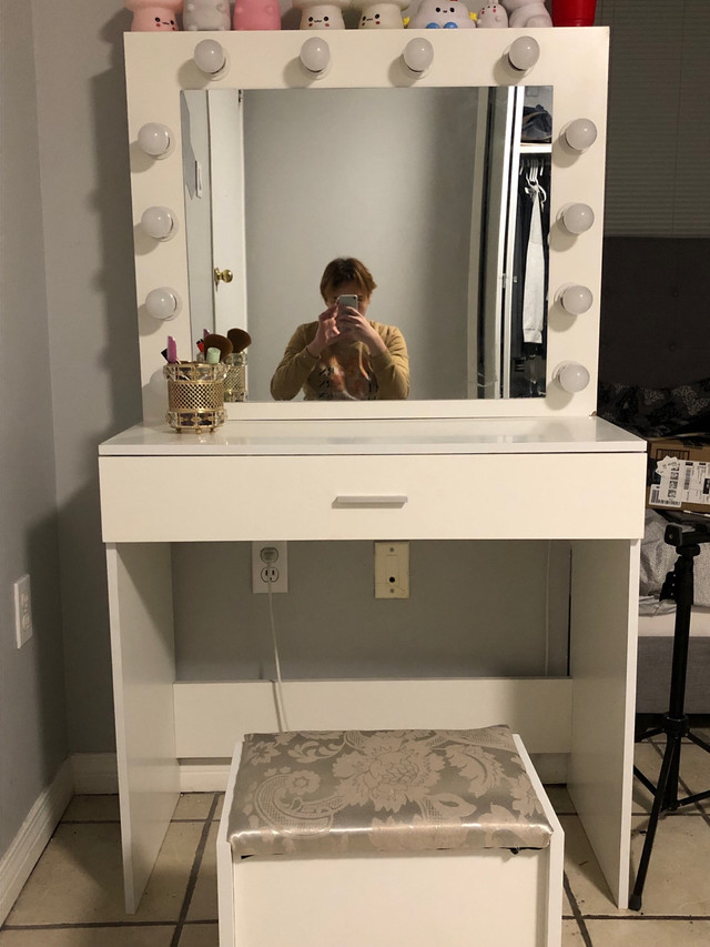 Beautiful vanity top with Hollywood mirror  in Multi-item in Calgary - Image 2
