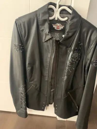 Ladies leather Harley Davidson jacket in excellent condition. Size large. Only wore it twice. Asking...