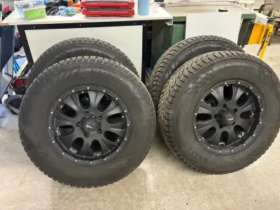 4 pneus a l’état neuf avec mags , étaient installés sur un Ram Classic 2023. Grandeur des pneus 265/...