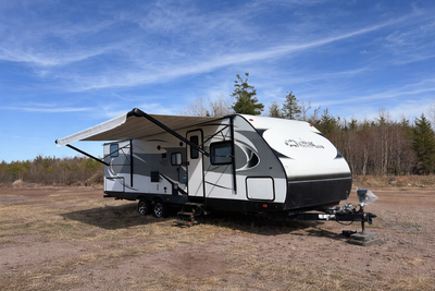 Looking for a clean, spacious, and family-friendly travel trailer without heavy road wear? This 2017...