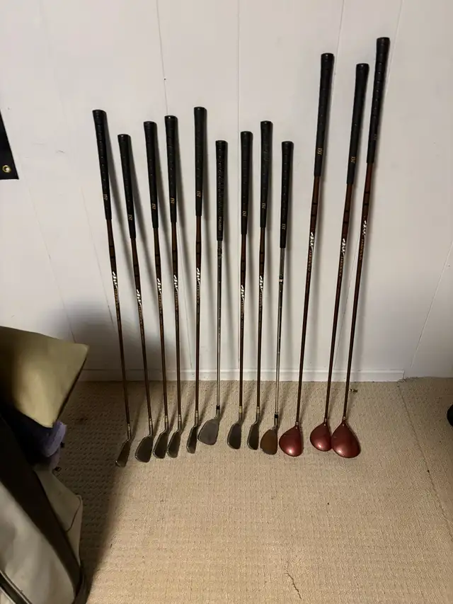 Great shape women’s right handed golf clubs and bag graphite in Golf in Guelph - Image 7