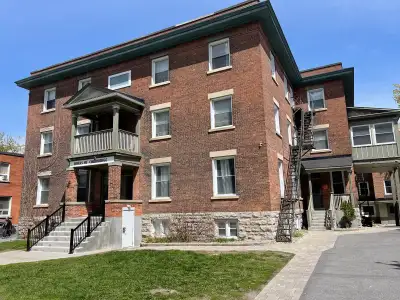 1 bed + den basement apartment in Centretown. New kitchen & bathroom & flooring. Heat and water are...