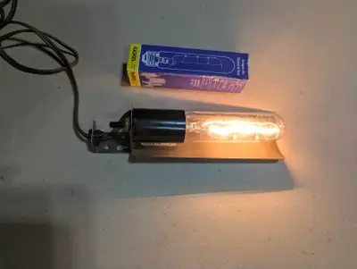 Lumière pour cabinet ou aquarium. 25 watts , 10 pi. de fil, inte, View more