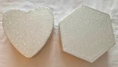 I have 2 packages of cake boards[drums ] made in England. These are 1/2 inch thick silver cake drums...