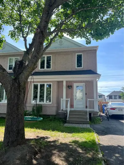 Maison de ville à louer – 2 600$/mois ✨ Maison lumineuse et chaleureuse dans un secteur très recherc...