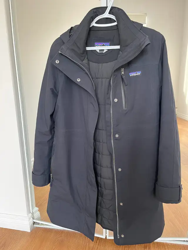 Patagonia Coat Jacket Parka for Women in Women's - Tops & Outerwear in Edmonton - Image 3