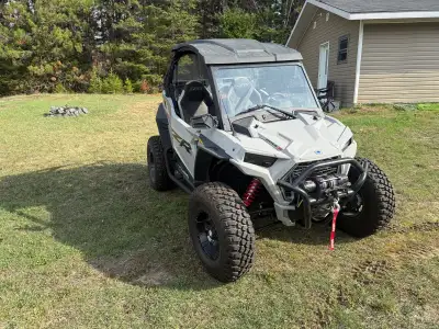 2022 RZR Sport Trail Excellent condition Low kms. 1202 Optional roof,windshield with wipers,rear win...