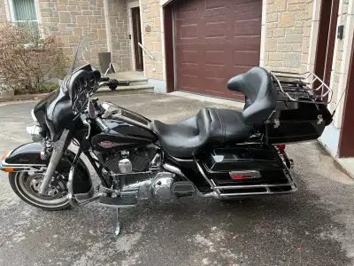À vendre : superbe Harley-Davidson FLHTC Electra Glide Classic, en très bon état et prête à prendre...