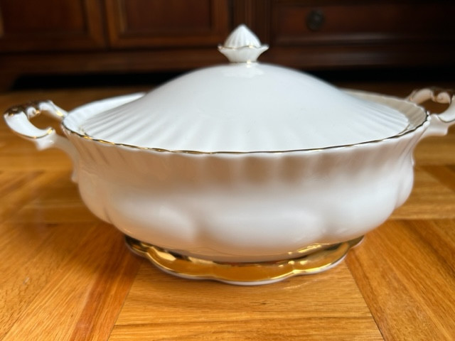 ROYAL ALBERT - PLAT DE SERVICE AVEC SON CONVERCLE dans Art et objets de collection  à Longueuil/Rive Sud - Image 2