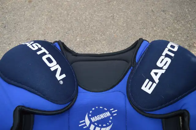 Youth/Adult Hockey Chest Guard/Shoulder Pads - SP200 XL in Hockey in Winnipeg - Image 4