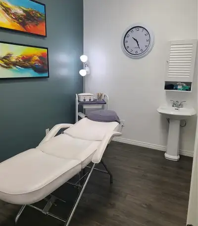 Professional rooms available inside a modern salon environment. Ideal for massage, makeup, aesthetic...