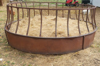 Round bale feeder