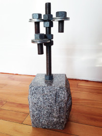 Chandelier en granit et métal de l'artiste Jean Rancourt