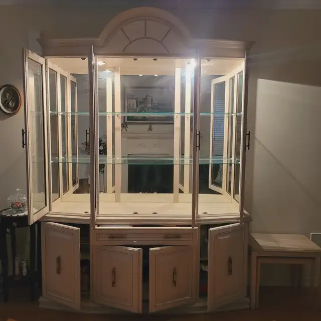 Solid Wood Dining Room Cabinet + Table & 6 Chairs Flash Sale in Dining Tables & Sets in Markham / York Region - Image 5