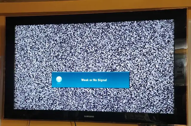 Samsung 52" 1080P HD LCD TV w/ Wall Mount in TVs in Edmonton - Image 4