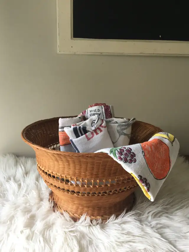 Large Vintage Wicker Basket in Home Décor & Accents in Ottawa - Image 4