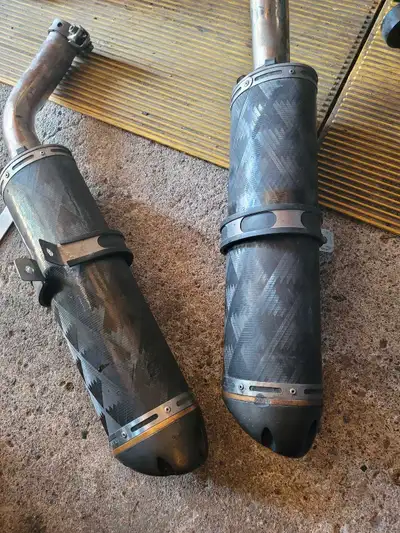 Decent condition Two Brothers magnesium exhausts ( mufflers ) for 2004 2005 2006 yamaha yzf r1 Sound...
