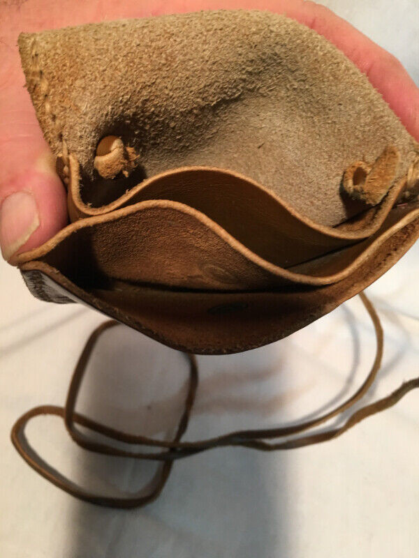 Vintage Small Brown Leather Crossbody Change Purse in Women's - Bags & Wallets in St. Catharines - Image 3