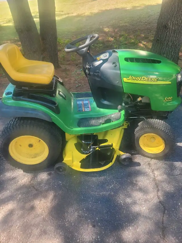 John Deere L120 lawn tractor63611958244611123