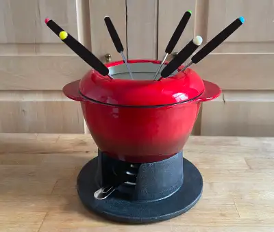 Ensemble à fondue avec caquelon en fonte émaillée., View more