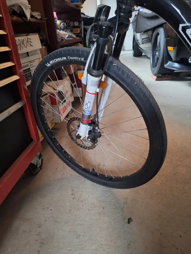 Vélo CCM static roues de 26" , avec  accessoires in Mountain in Saint-Hyacinthe - Image 4