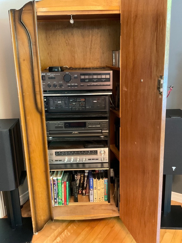 Armoire en bois vintage Commodes et armoires Ville de Québec Kijiji