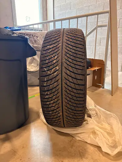 Selling a complete set of 4 Michelin Pilot Alpin 5 SUV ZP Run-Flat winter tires mounted on 20-inch b...
