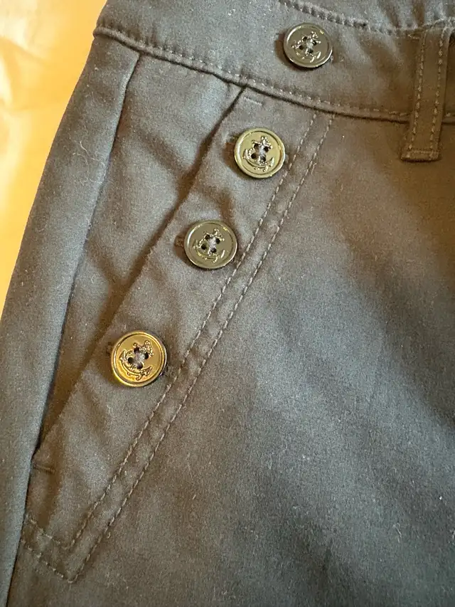 Tommy Hilfiger black 3/4 pants size 10 in Women's - Bottoms in Oshawa / Durham Region - Image 4