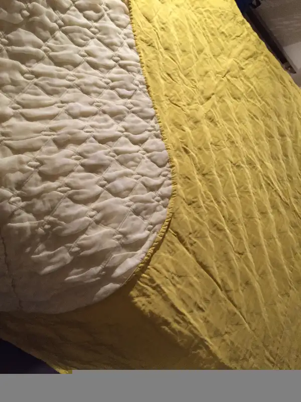 Vintage 50s Quilted Yellow Double-Queen Sz Bed cover - 94" X 88" in Arts & Collectibles in City of Toronto - Image 9