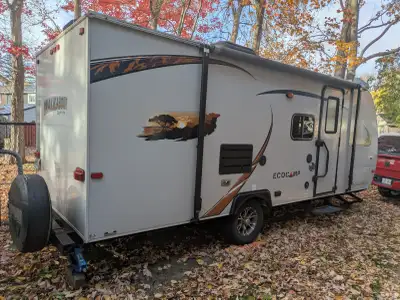 Superbe roulotte de 20 pieds de plancher en excellent état pour son âge. Ce joli petit modèle ne pès...