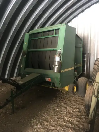 John Deere 530 baler. Twin tying arm. Bale kicker ramp. 300 bales on new belts and pickup teeth. Sel...