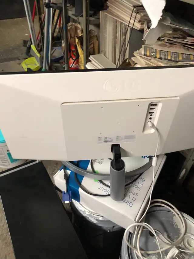 LG 28 inch monitor in Monitors in City of Montréal - Image 2