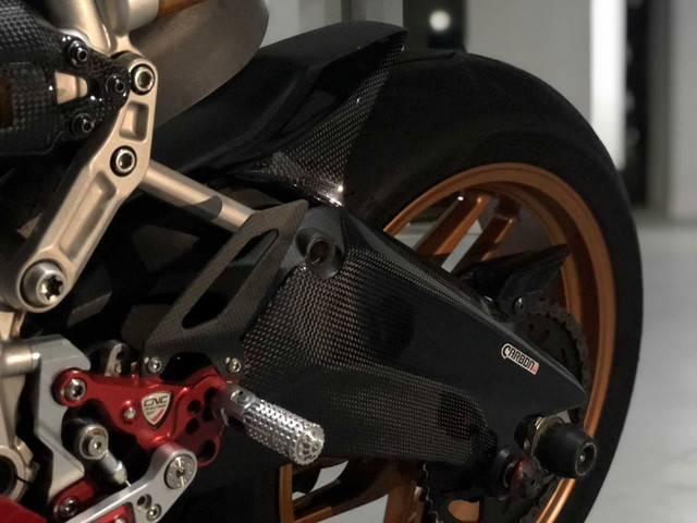 Ducati Panigale 899 / 959 Carbon Fiber Swingarm Cover. New dans Pièces et accessoires pour motos  à Ville de Montréal - Image 2