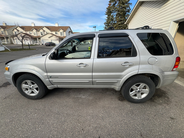 2005 Ford Escape All Wheel Drive 2.3L Engine Hybrid AWD in Cars & Trucks in Calgary - Image 2