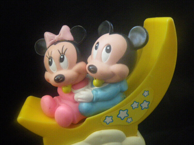 Vintage (1984) Mickey & Minnie mouse musical baby crib dans Jouets  à Trois-Rivières - Image 2